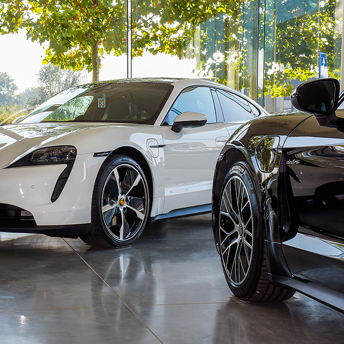 auto's in een showroom