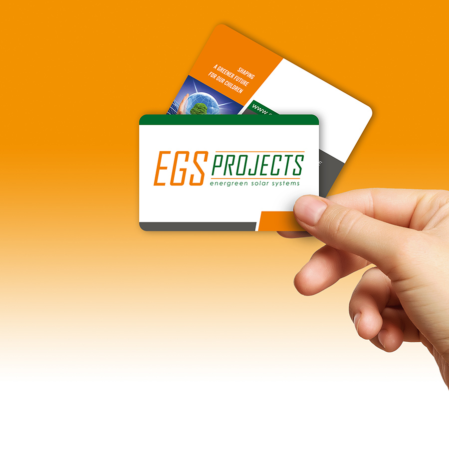 een hand die naamkaartjes vasthoudt